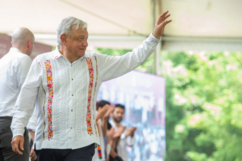 Se lucha por principios, por la transformación, no por los cargos. Tenemos que estar pensando en que continúe el programa de transformación de México”, AMLO