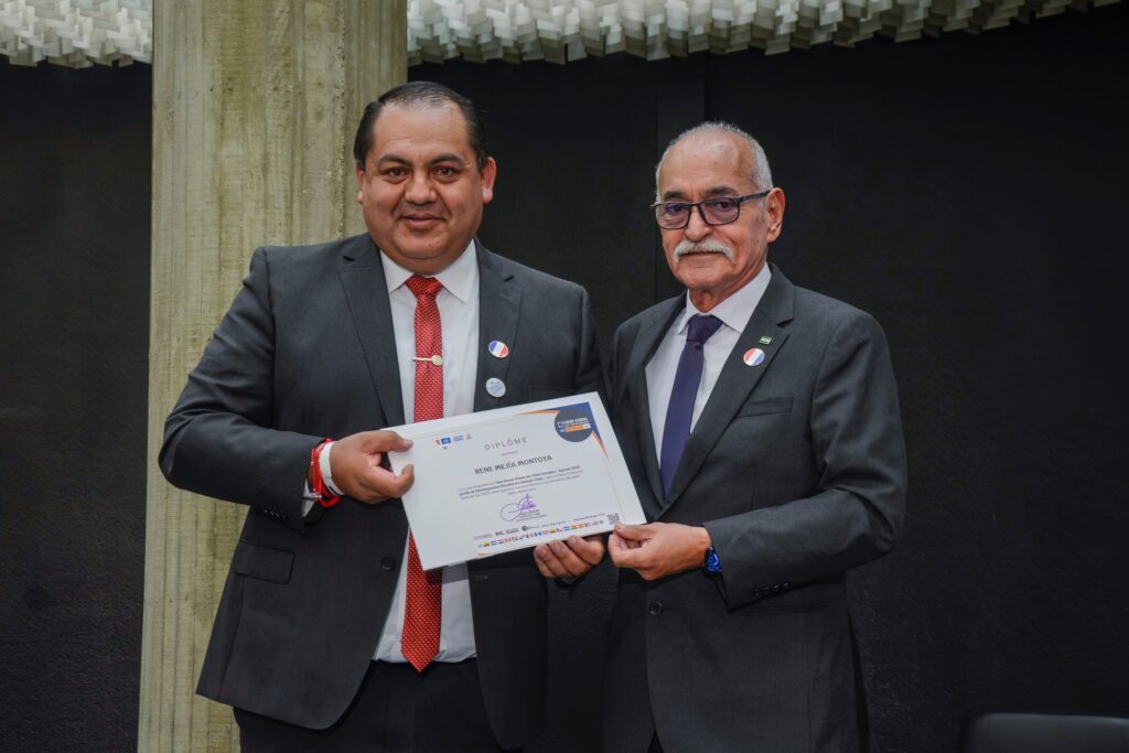 René Mejía imparte ponencia “Gobernanza Emocional” en Foro Mundial de Ciudades Sostenibles en París, Francia.