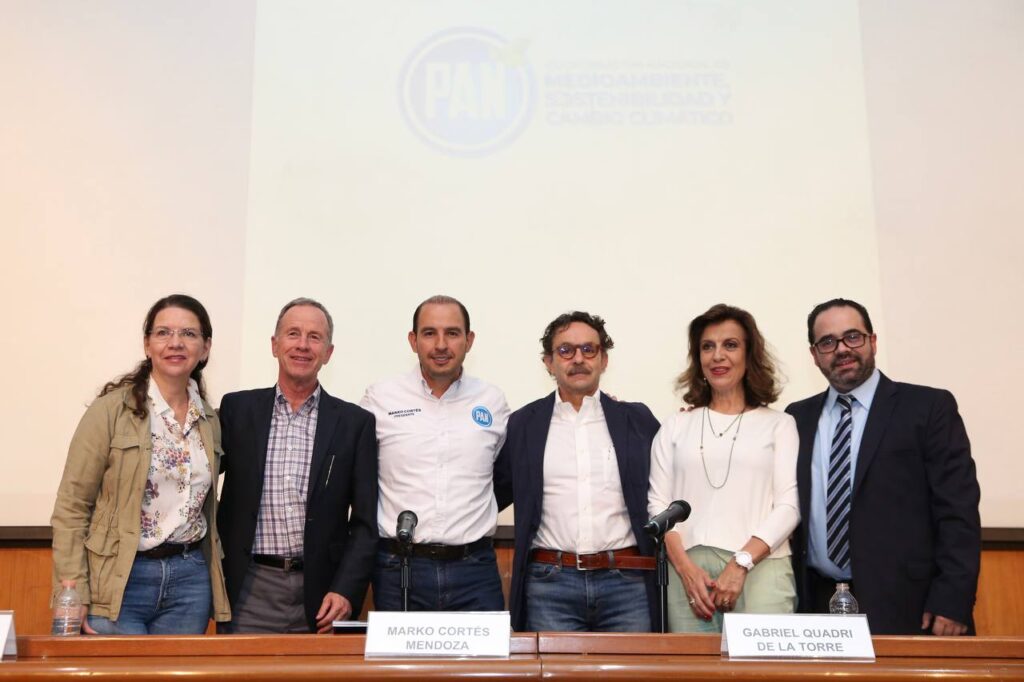 El presidente nacional, Marko Cortés Mendoza, aseguró que Acción Nacional es el verdadero partido ambientalista de México porque durante los gobiernos federales que encabezó “hubo hechos no palabras, hubo resultados en materia ambiental y no promesas”. “Lo único que tiene de verde el Partido Verde” dijo, es el nombre, ya que el único instituto político interesado en la sustentabilidad y la agenda ambiental es el PAN “y a las pruebas nos remitimos con resultados”, desafió. En el marco de la presentación del documento “Desempeño Ambiental de Gobiernos del PAN (2000-2012), el líder del blanquiazul, garantizó que los panistas sí quieren cuidar el medioambiente frente a la destrucción del gobierno morenista, que solo ha aventado hacia atrás los avances que se tenían en el país en esta materia. Adelantó, que su partido construirá la mejor propuesta ambiental para México junto con una comisión de expertos, especialistas en varias materias: energías limpias, agua potable, cuidado del medioambiente, entre otras, que fue aprobada en el Consejo Nacional el fin de semana pasado. Proyecto que será de Acción Nacional y después la plataforma del Frente Amplio por México, indicó.