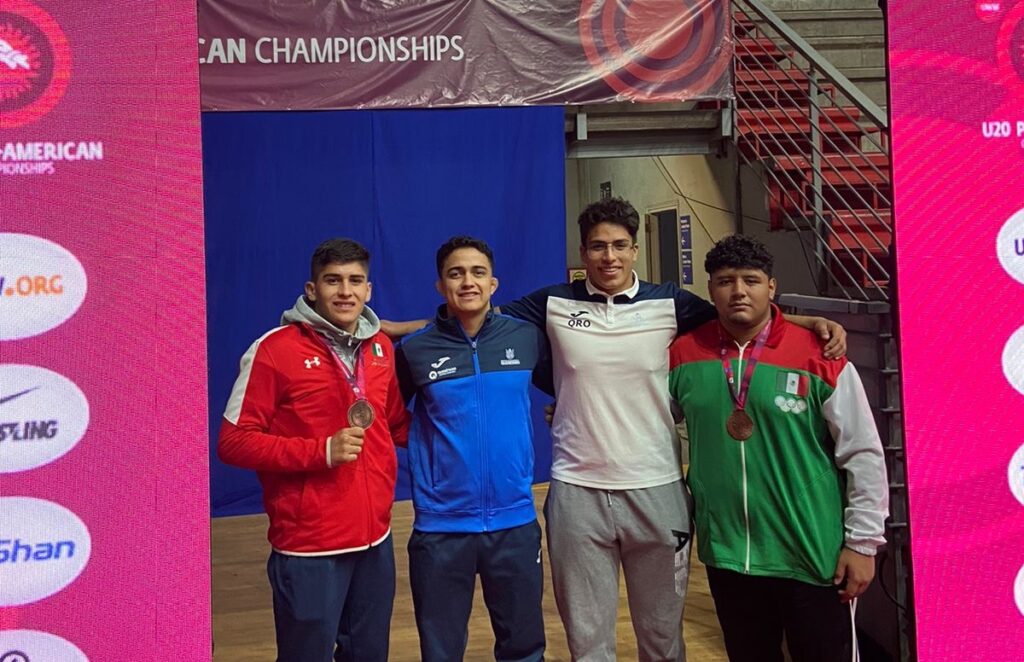 Luchadores queretanos ganan cinco medallas en Santiago de Chile