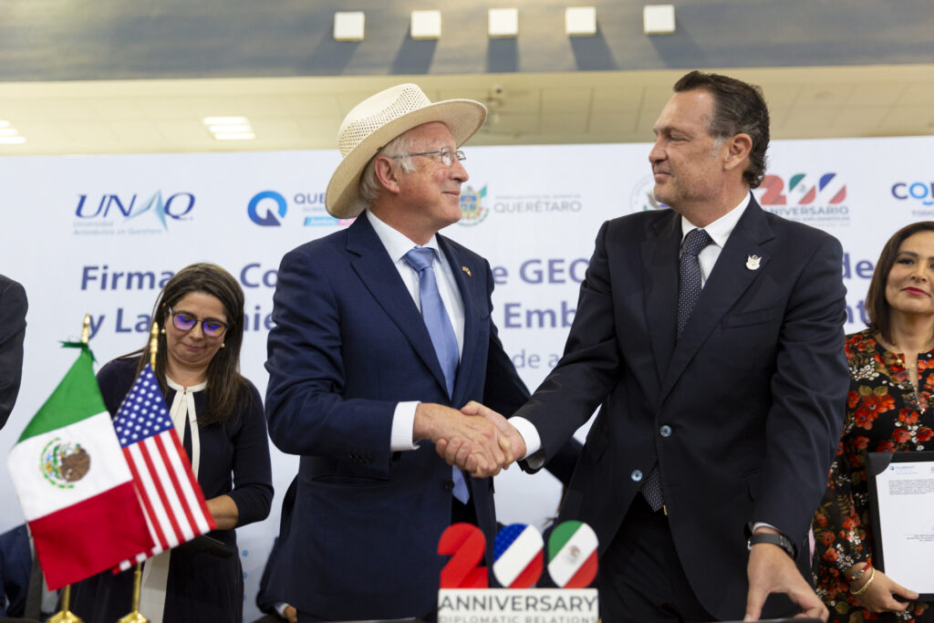 • Atestigua Mauricio Kuri y Ken Salazar firma de convenio de colaboración entre Gobierno del Estado de Querétaro y la Comisión México-Estados Unidos para el Intercambio Educativo y Cultural (COMEXUS).