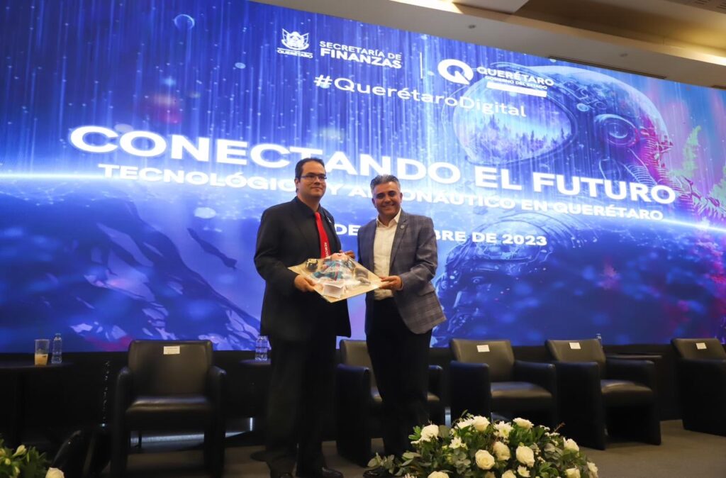 Ingeniero mexicano miembro de la NASA diserta sobre futuro tecnológico y aeronaútico de Querétaro