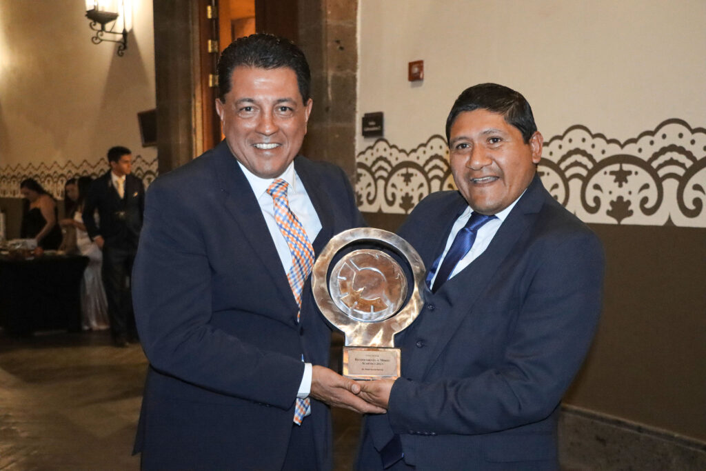 Docente de UTSJR recibe galardón al Mérito Académico 2023