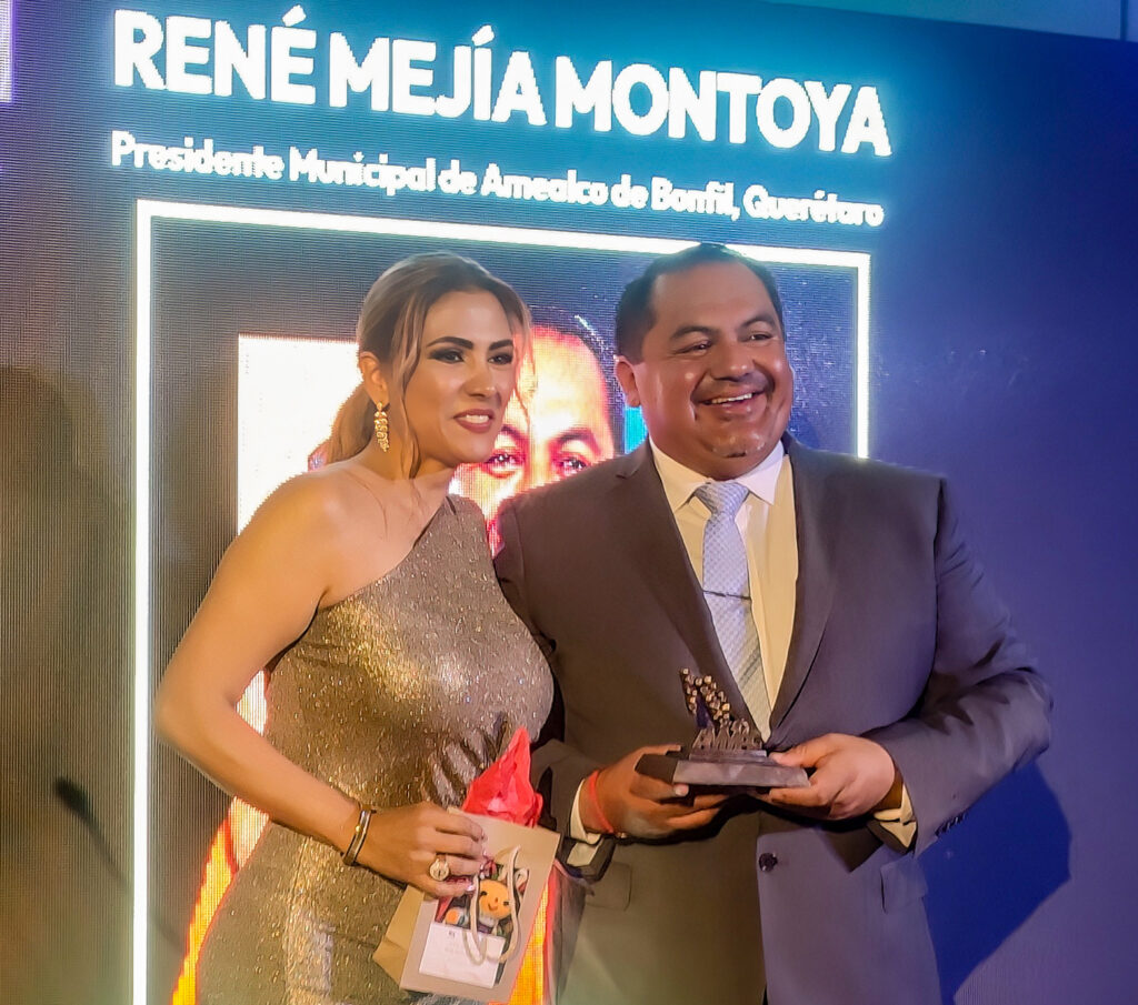 René Mejía es galardonado en los PREMIOS ALMA 2023 por su trabajo en la Internacionalización de la Cultura.