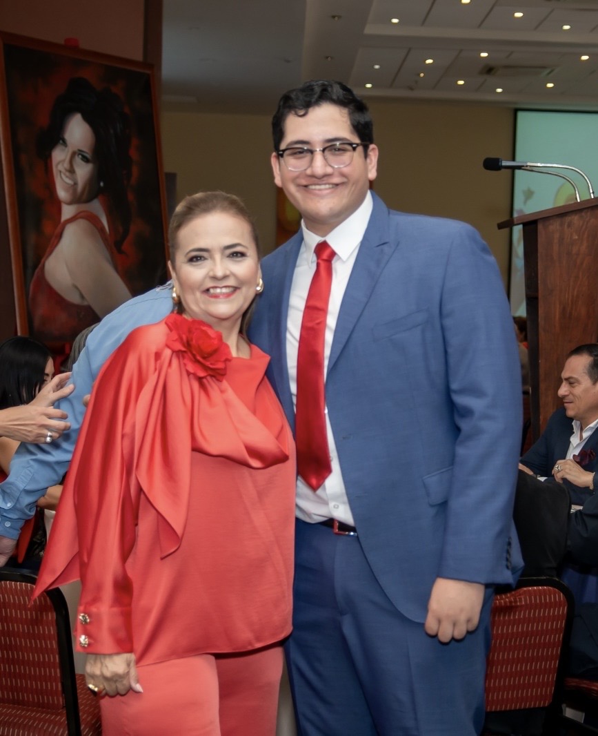 Adriana Guerrero Pachuca, presidenta de Fundación Chabely acompañada de su hijo, Aureas Mendoza