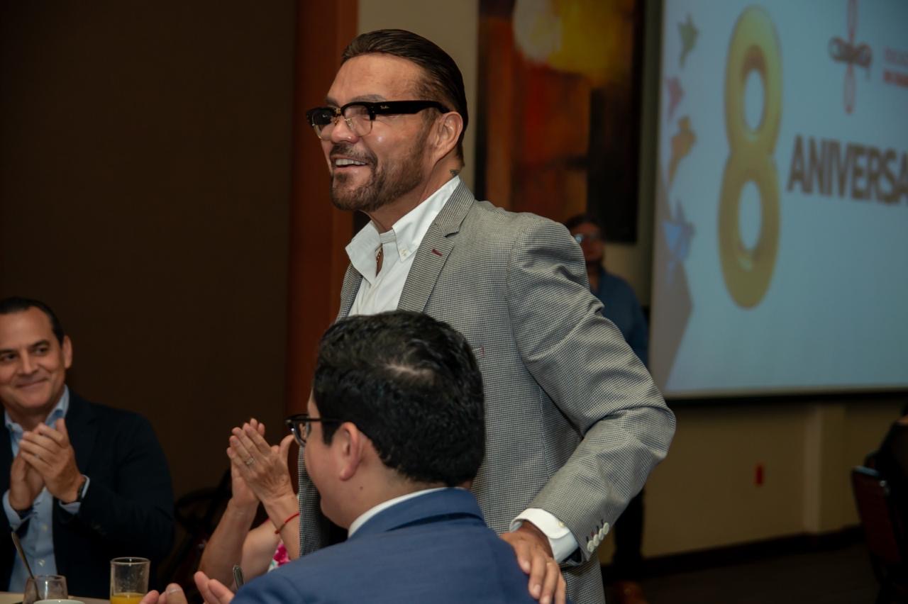 El ingeniero Alejandro Mendoza, padre de Chabely, quien entregó una generosa donación de 100 mil pesos de parte de Chabely Componentes.